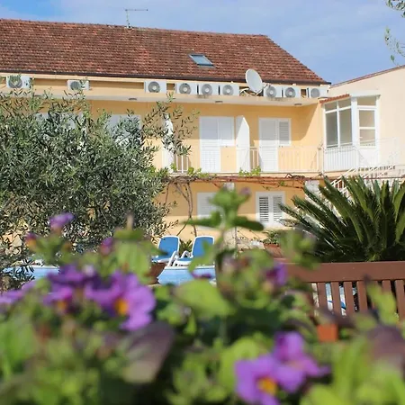 Pensionat Spacious Bedroom For Two With Pool View - Pansion Hajduk