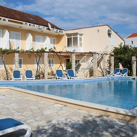 Гостевой дом Spacious Bedroom For Two With Pool View - Pansion Hajduk