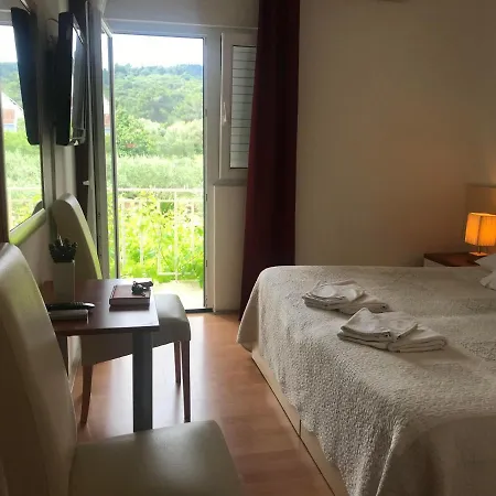 Spacious Bedroom For Two With Pool View - Pansion Hajduk