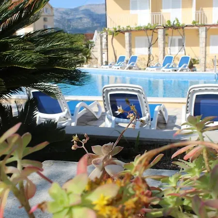 Spacious Bedroom For Two With Pool View - Pansion Hajduk